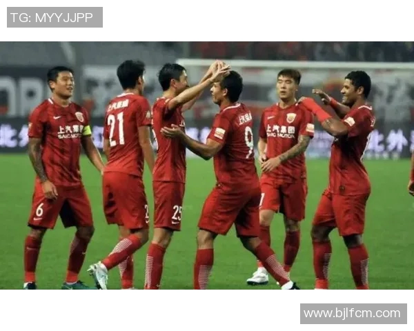 国安与上港激战正酣期待26轮精彩对决引发球迷热议